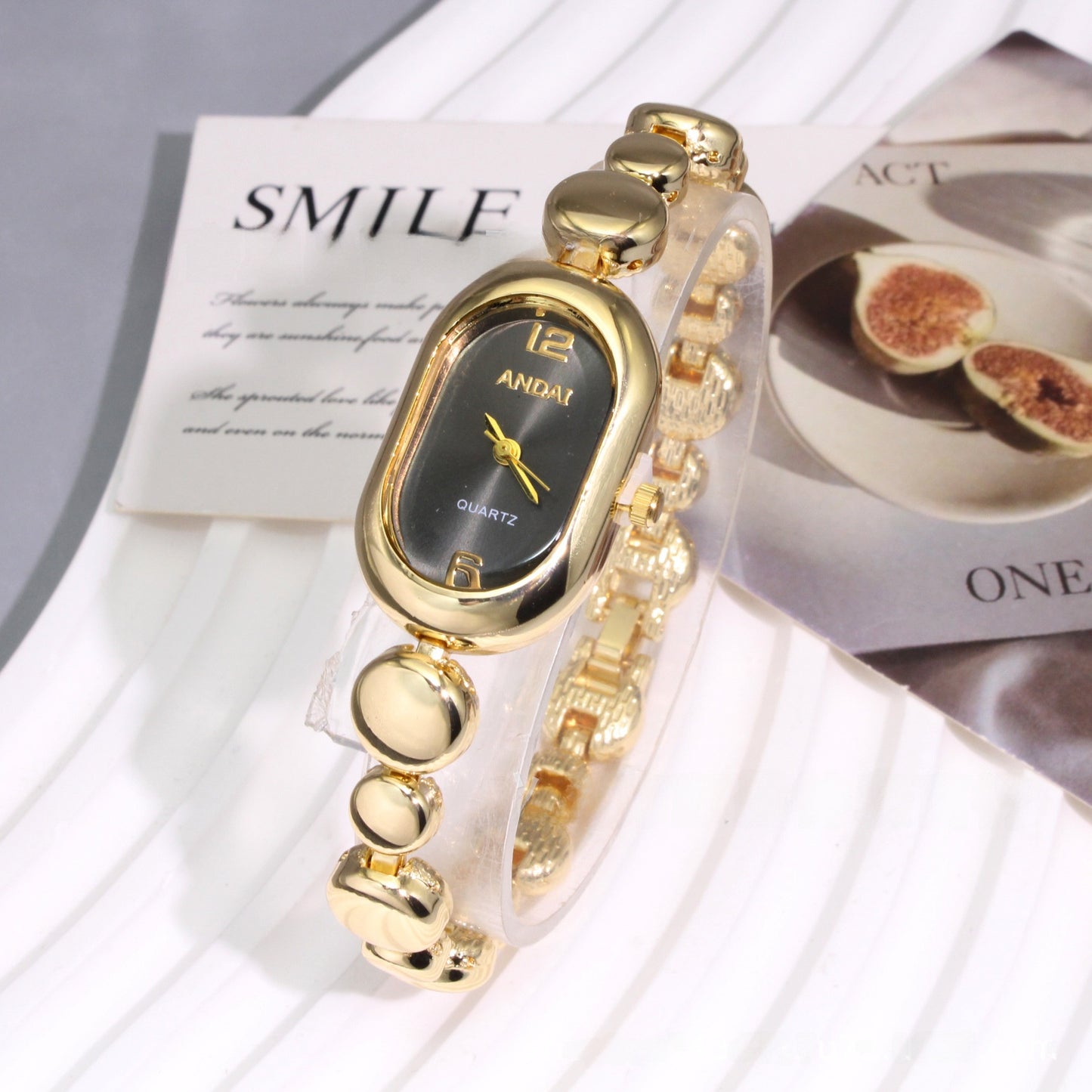 Women's Oval Quartz Watch With Alloy Strap And Jewelry Buckle Featuring Plexiglass Mirror Material