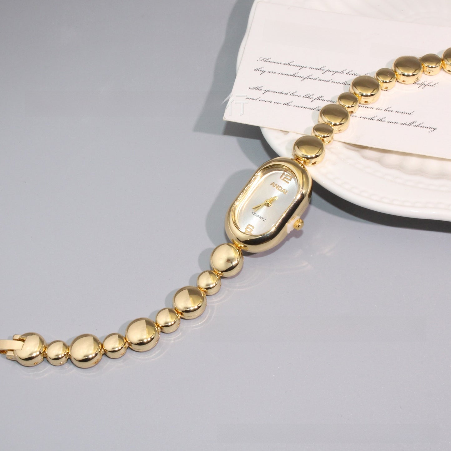 Women's Oval Quartz Watch With Alloy Strap And Jewelry Buckle Featuring Plexiglass Mirror Material