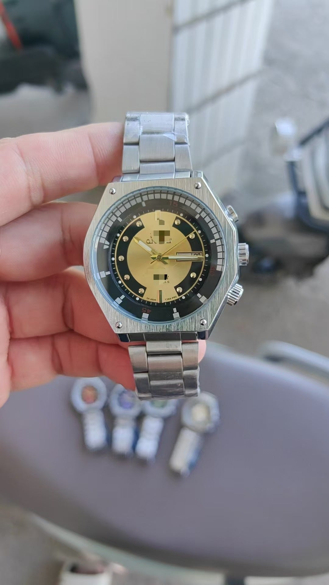 Men's Quartz Watch With Round Dial Featuring Tempered Glass And Alloy Strap With Single Folding Buckle
