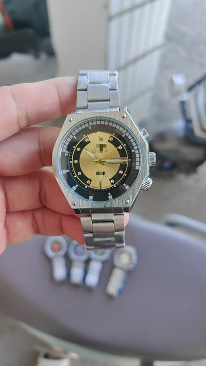 Men's Quartz Watch With Round Dial Featuring Tempered Glass And Alloy Strap With Single Folding Buckle