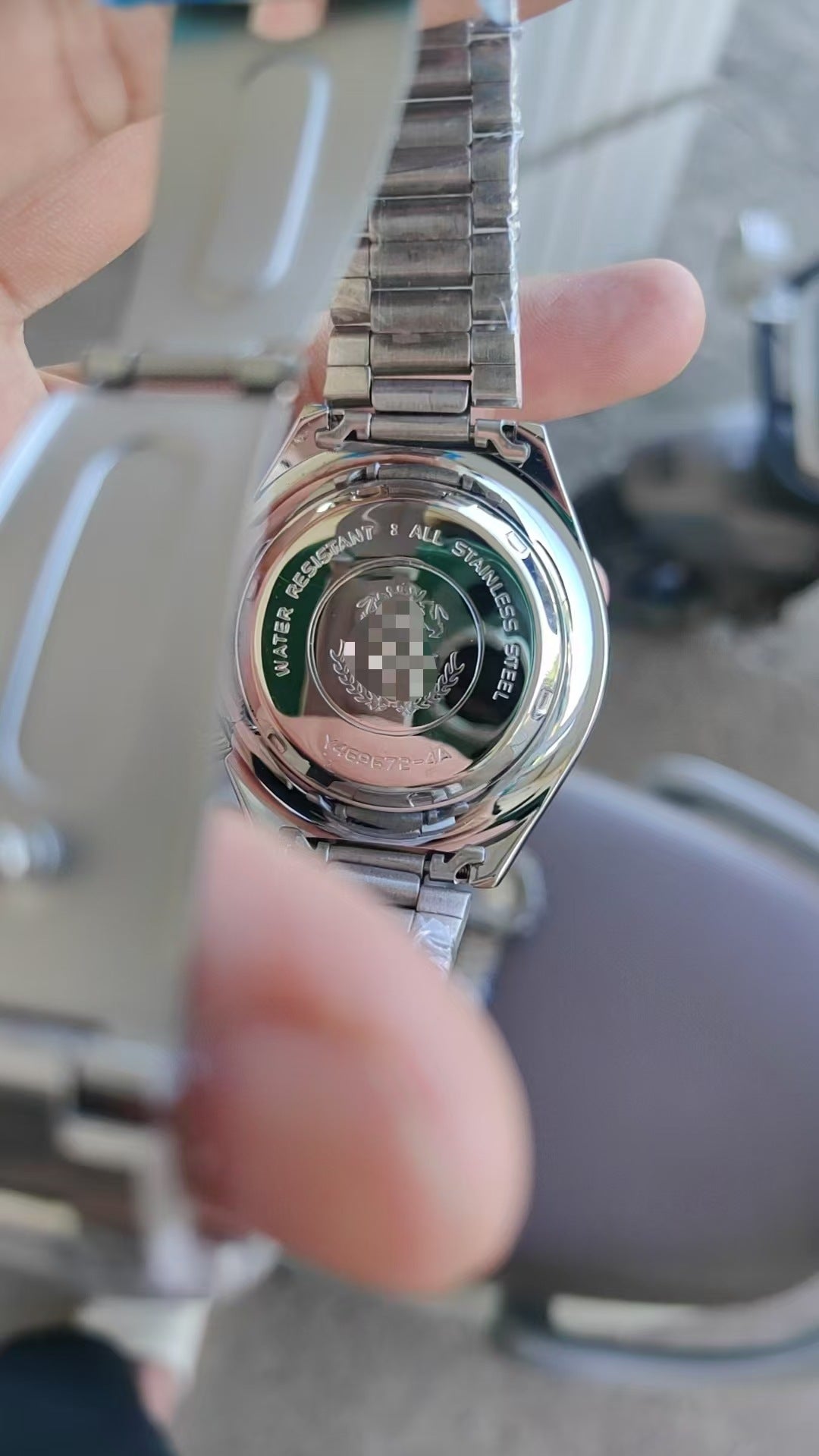 Men's Quartz Watch With Round Dial Featuring Tempered Glass And Alloy Strap With Single Folding Buckle