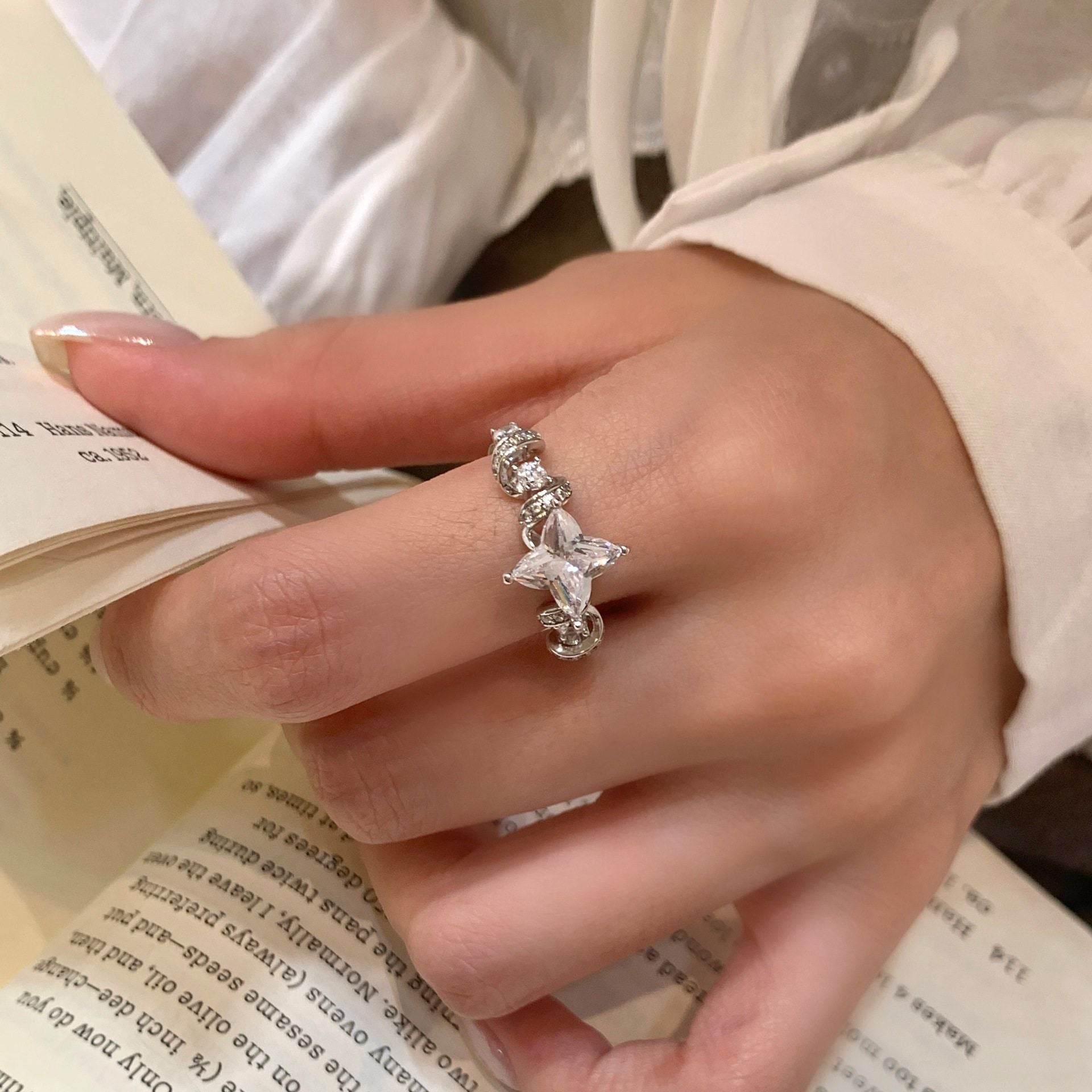 Novelty Star Ring For Women Handmade Alloy Ring With Zircon Inlay