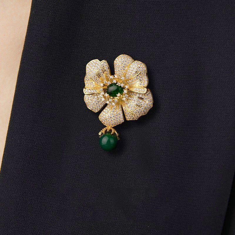 Alloy Flowers Pin With Electroplated Finish In Elegant Gold Tone