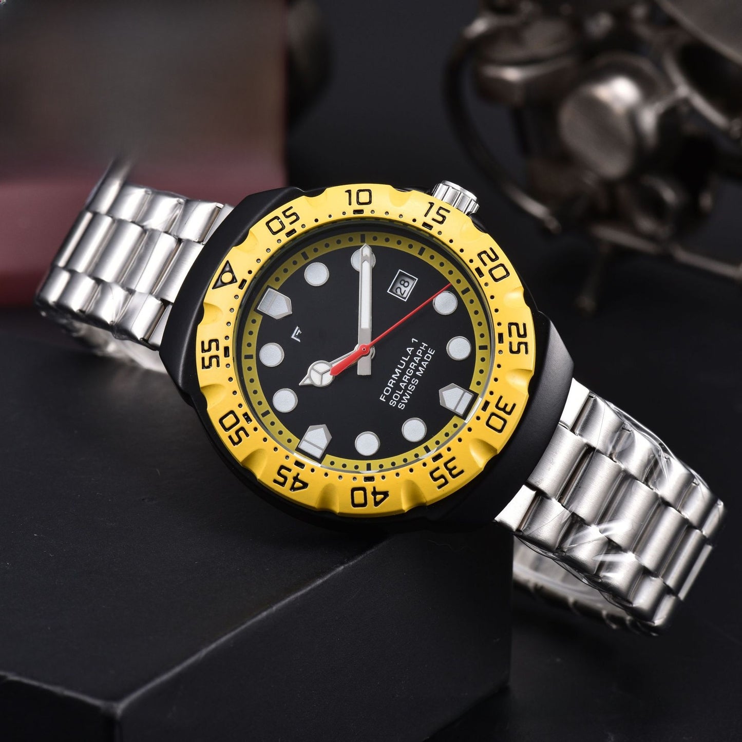 Men's Quartz Watch With Round Dial, Tempered Glass Mirror, Silica Gel Strap, And Pin Buckle