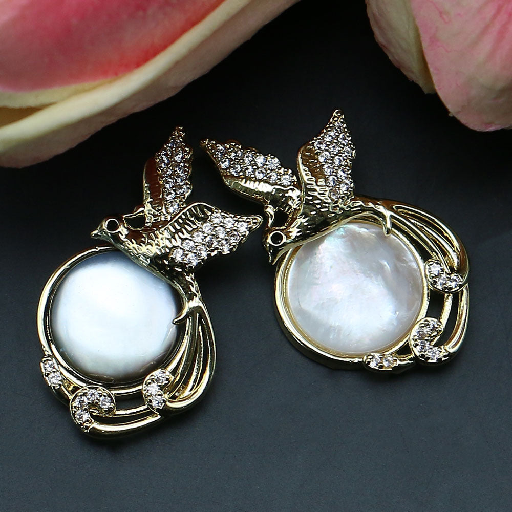Round Shell Pendant With Rhinestones, Electroplated Finish, White Color