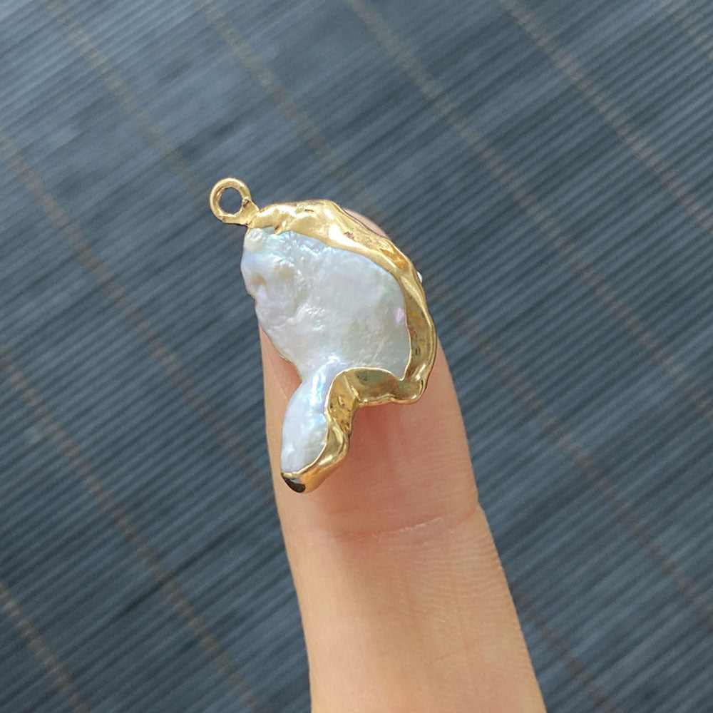 Natural Freshwater Pearl Pendant Featuring Irregular Craftsmanship With Freshwater Pearl Inlay