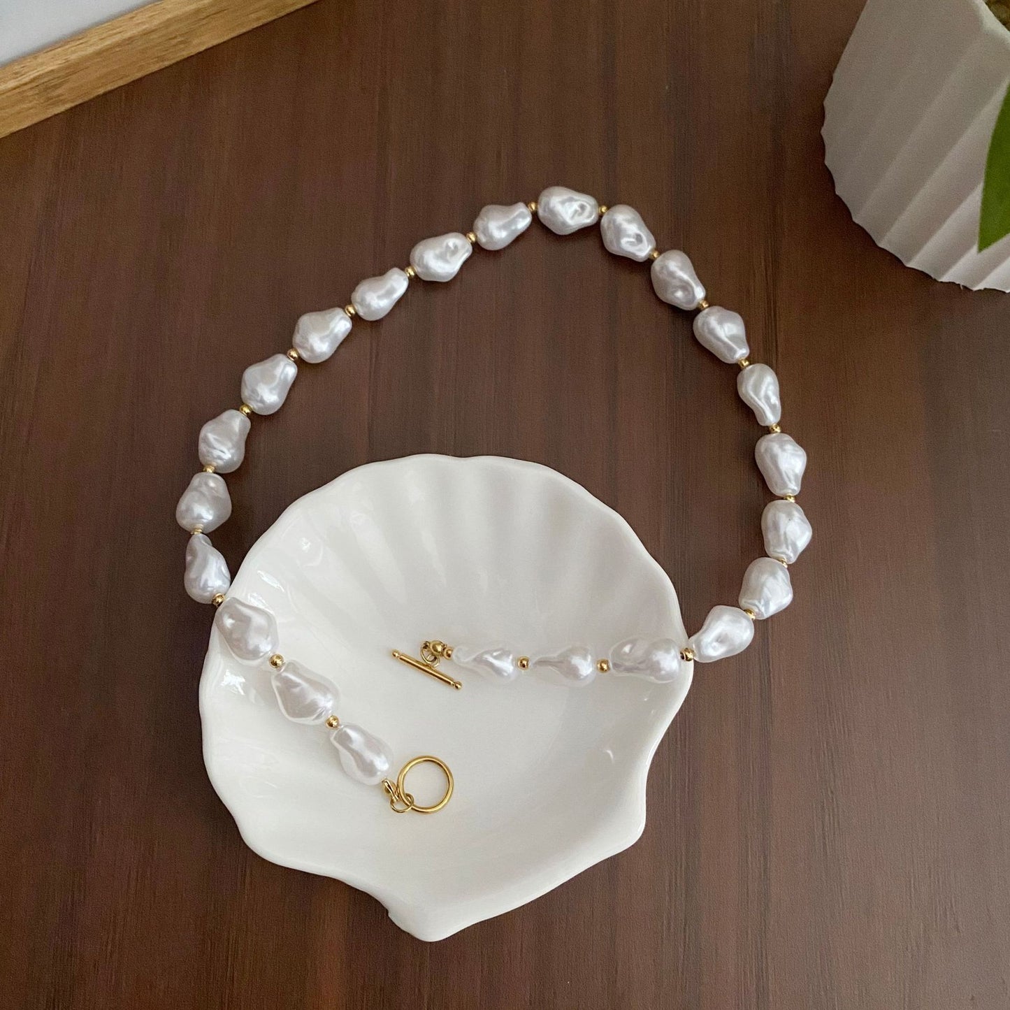 Exaggerated Pearl Choker Necklace With Resin And Baroque Pearl Inlay, Featuring Beaded Chain, Unisex Design