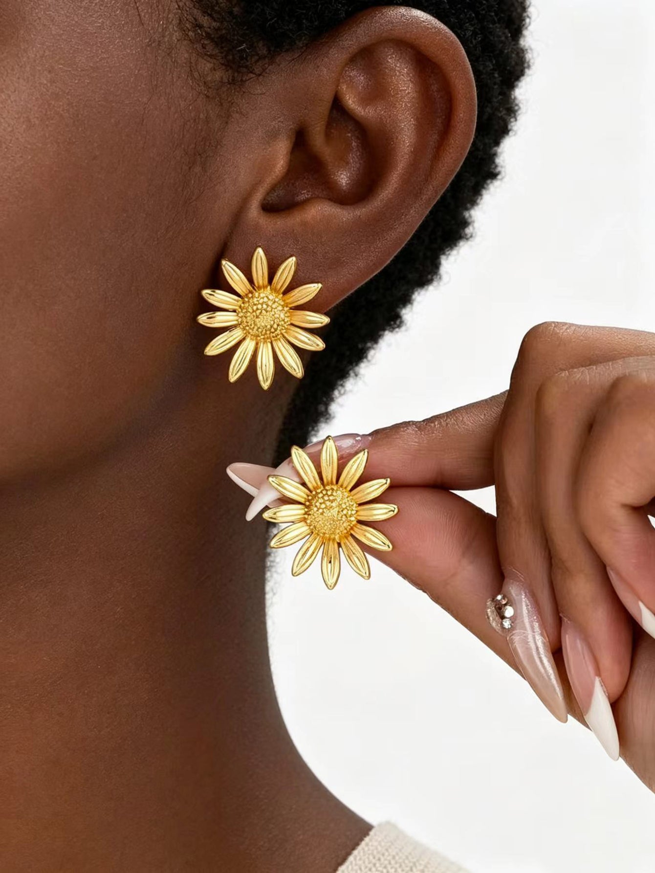 Bohemian Unisex Stud Earrings With Three-dimensional Flower Design In Golden Plated Zinc Alloy And Iron Posts