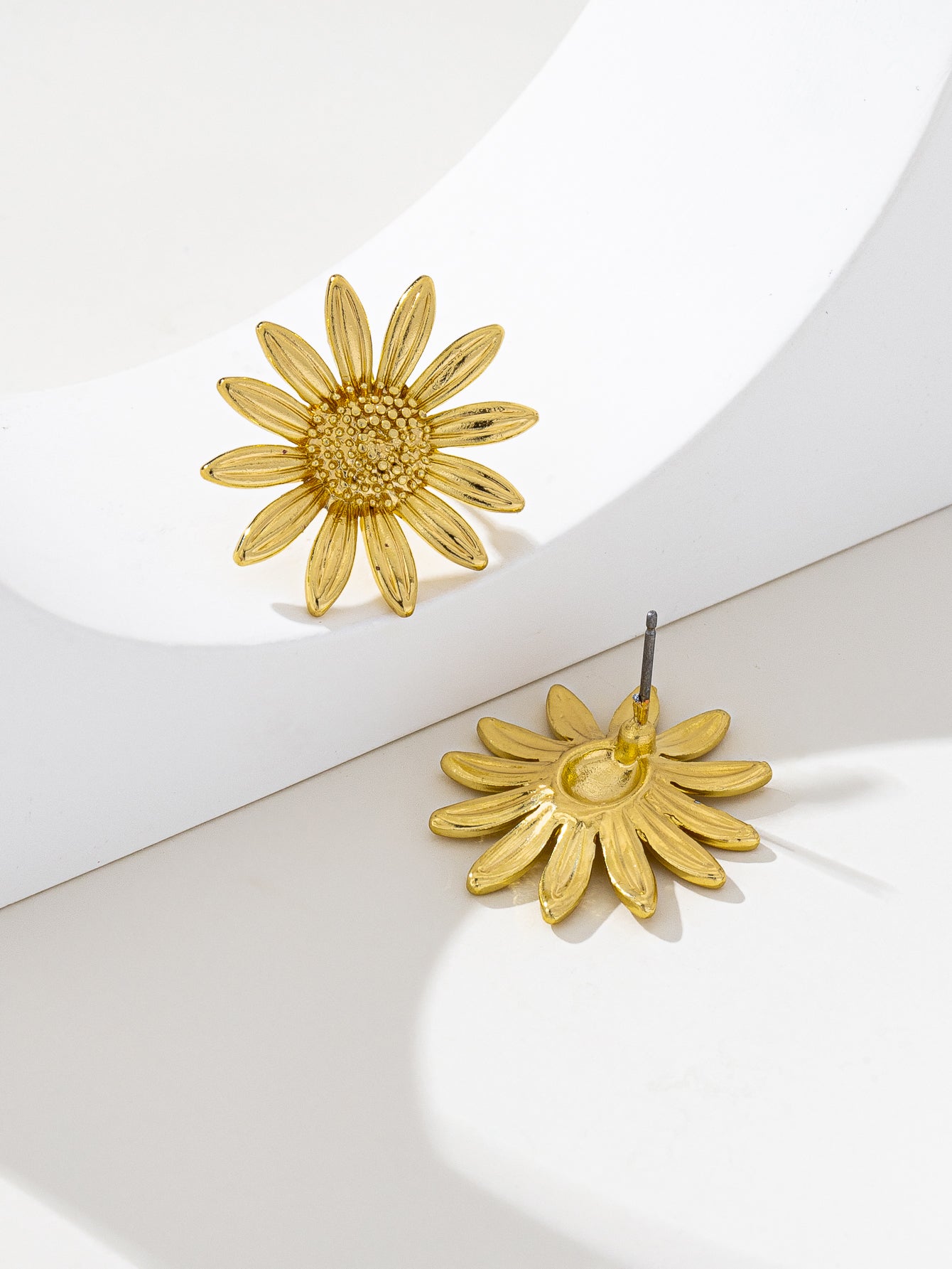 Bohemian Unisex Stud Earrings With Three-dimensional Flower Design In Golden Plated Zinc Alloy And Iron Posts