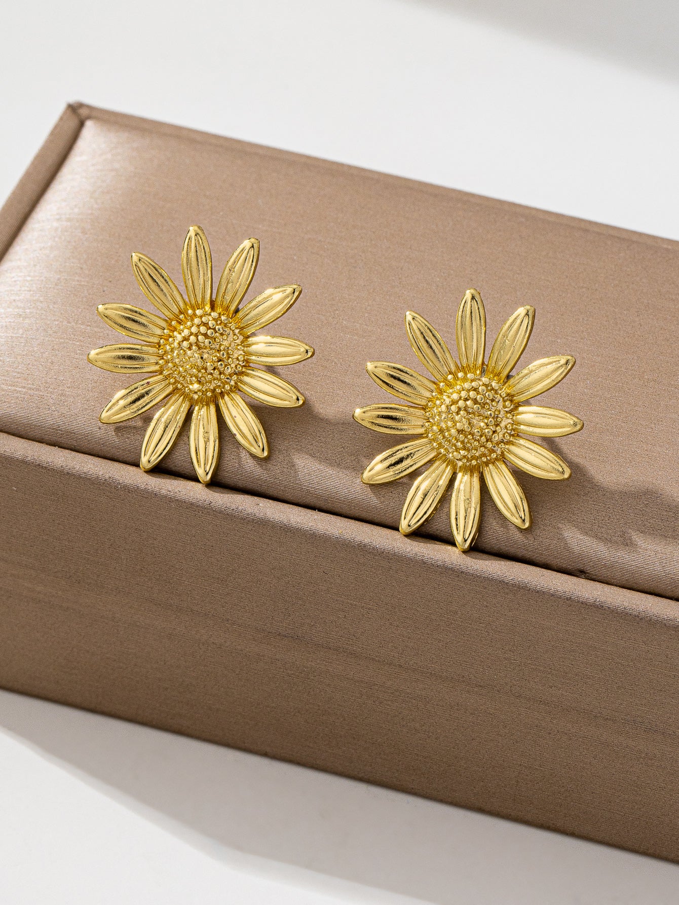 Bohemian Unisex Stud Earrings With Three-dimensional Flower Design In Golden Plated Zinc Alloy And Iron Posts