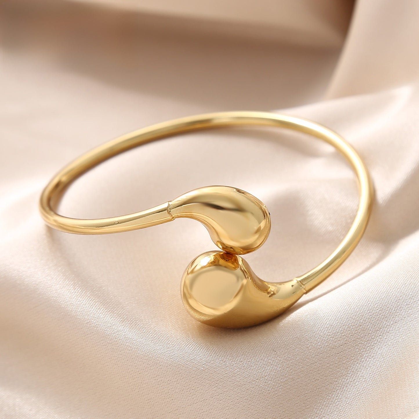 Electroplated Gold Titanium Steel Circle Bangle Featuring Durable Design