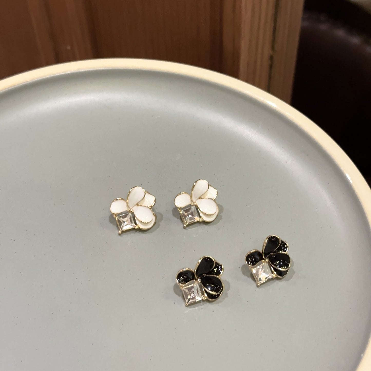 White Flower Stud Earrings For Women With 925 Sterling Silver Posts And Crystal Inlay Alloy Design