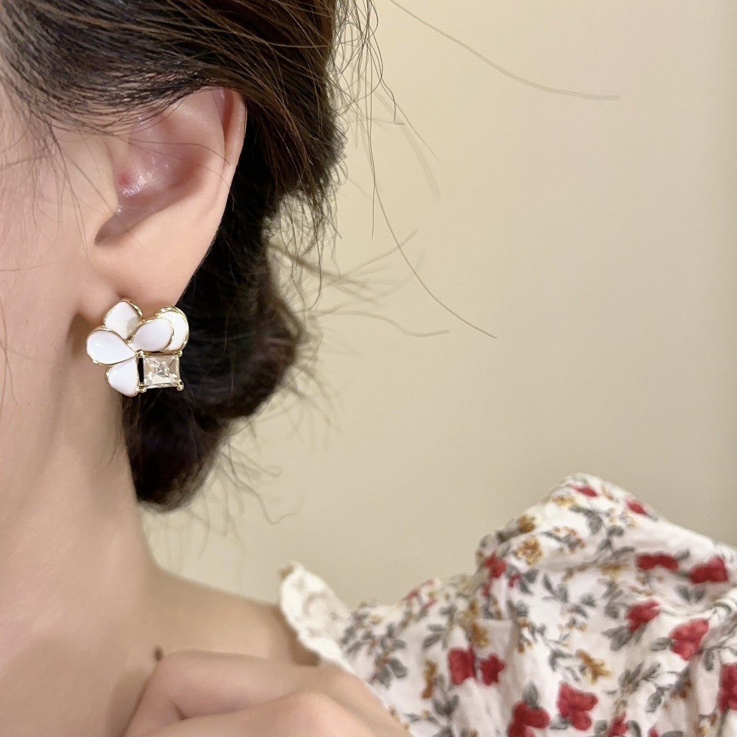 White Flower Stud Earrings For Women With 925 Sterling Silver Posts And Crystal Inlay Alloy Design