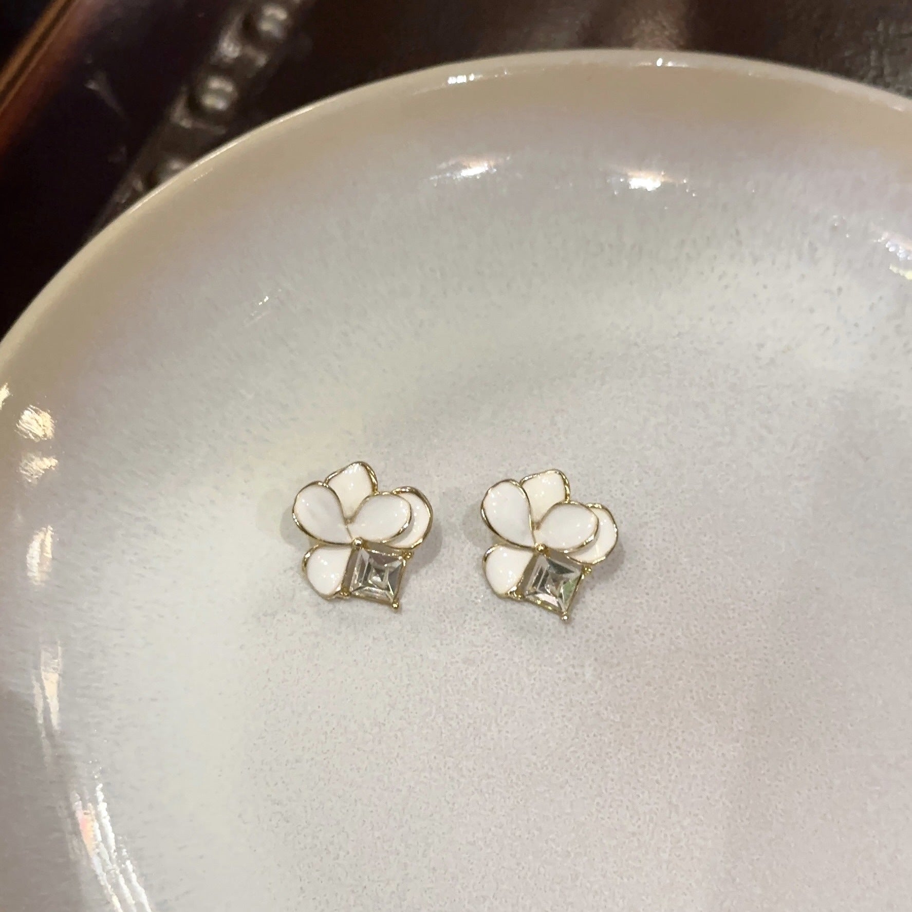 White Flower Stud Earrings For Women With 925 Sterling Silver Posts And Crystal Inlay Alloy Design
