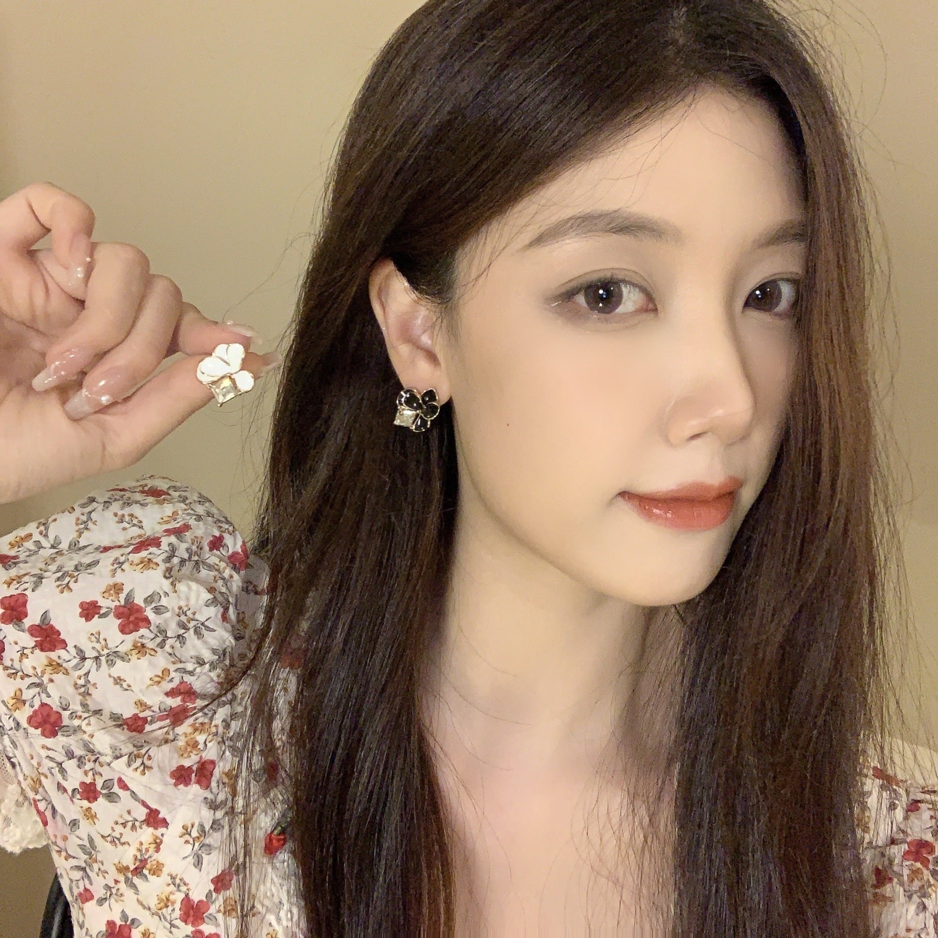 White Flower Stud Earrings For Women With 925 Sterling Silver Posts And Crystal Inlay Alloy Design