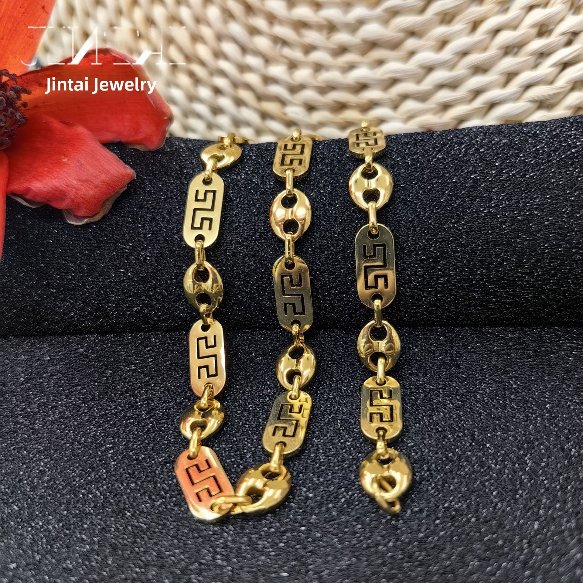 Men's Quadrilateral Metal Pendant With Electroplated Gold Plating Process