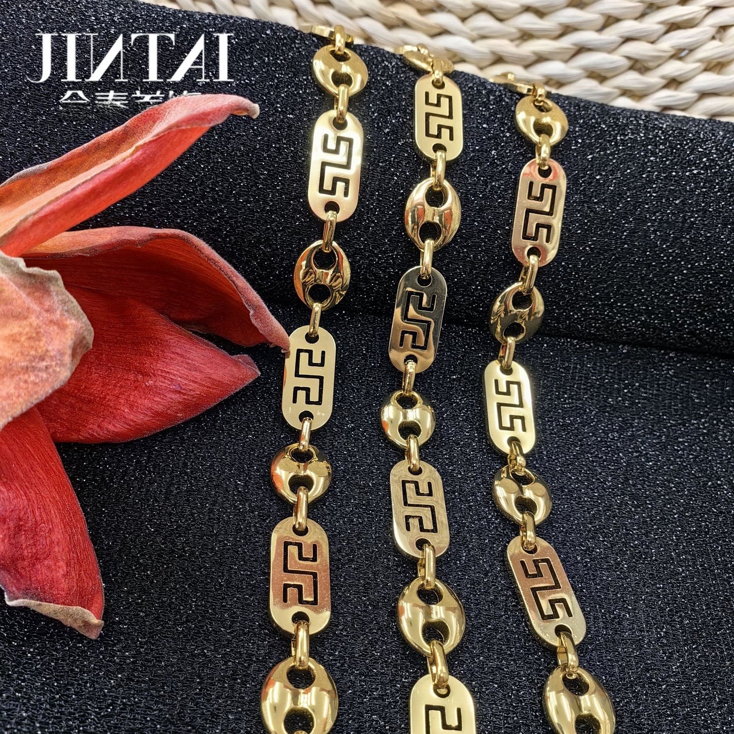 Men's Quadrilateral Metal Pendant With Electroplated Gold Plating Process