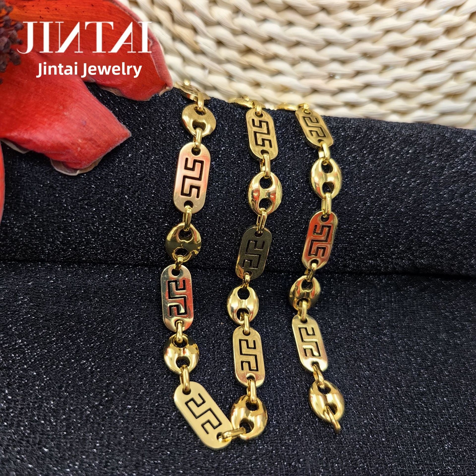 Men's Quadrilateral Metal Pendant With Electroplated Gold Plating Process