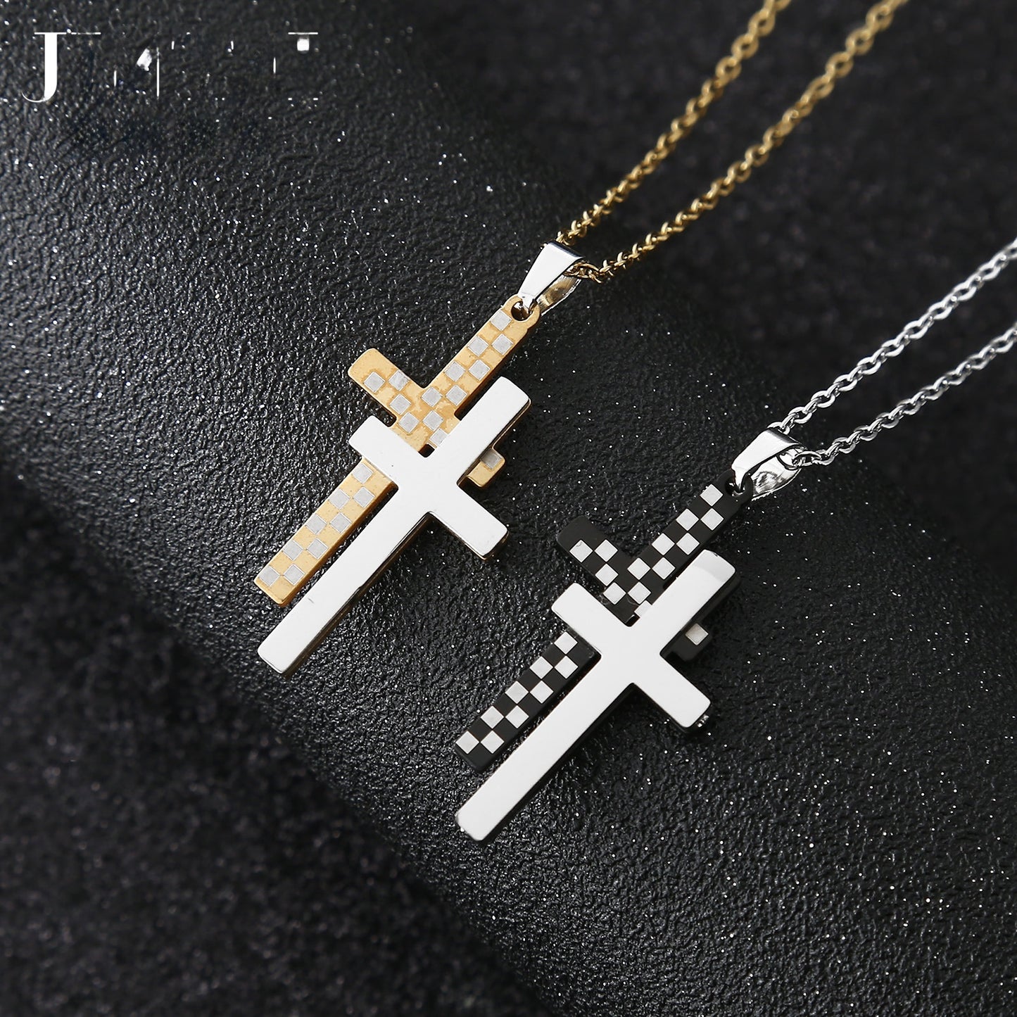 Sweet Polished Metal Pendant In Gold, Perfect For Couples And Winter Season