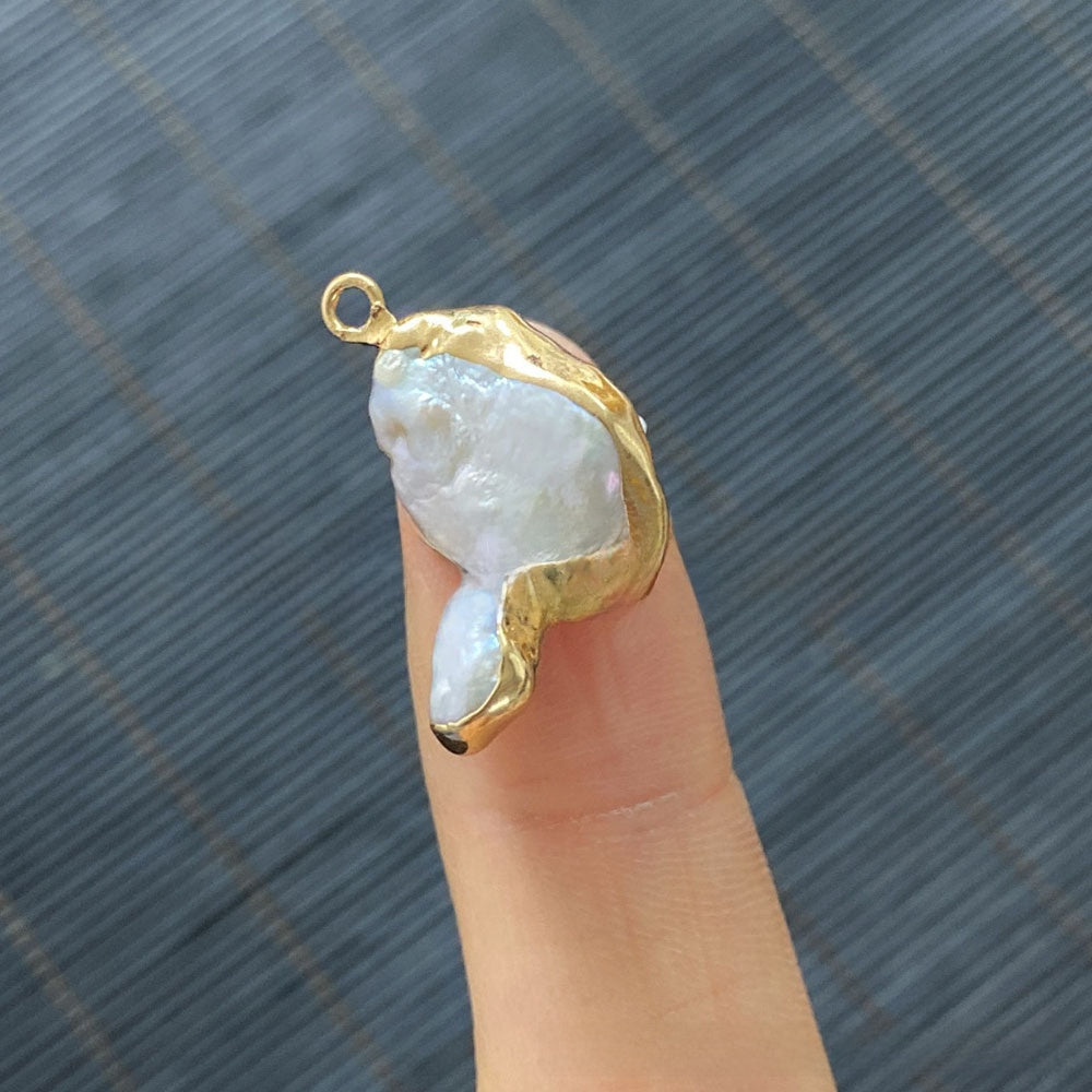 Natural Freshwater Pearl Pendant Featuring Irregular Craftsmanship With Freshwater Pearl Inlay