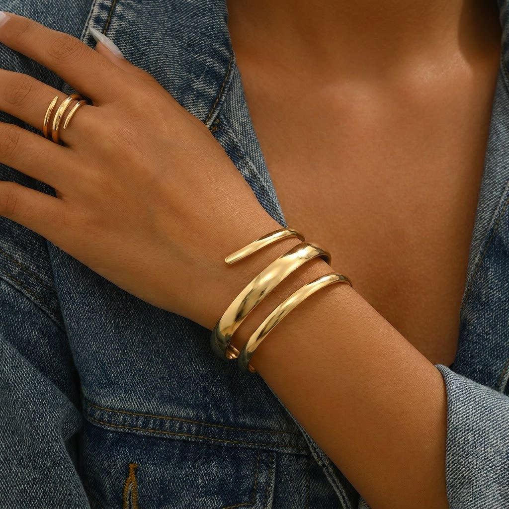 Simple Style Spider Bangle In Gold Featuring Electroplated Golden Plated Alloy Material