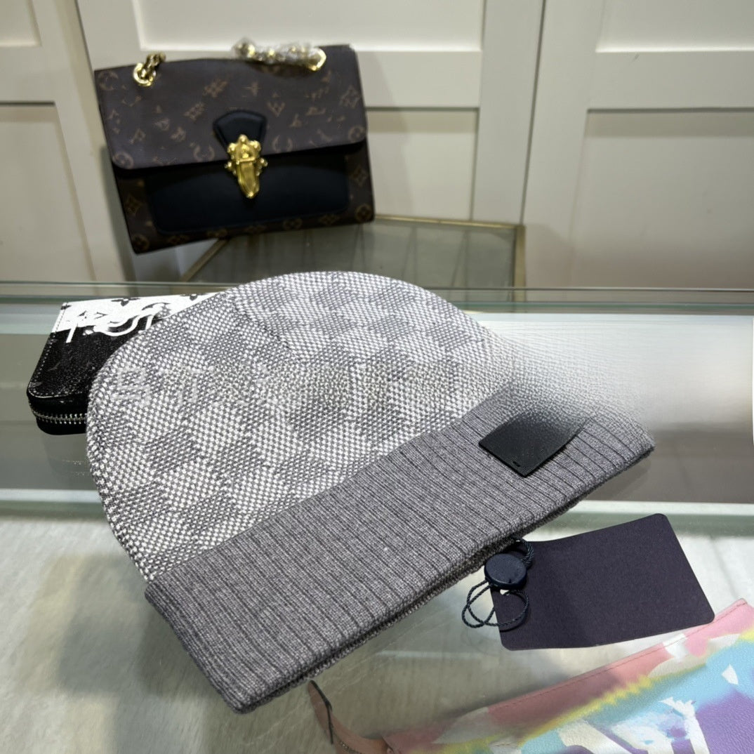 Gorro De Lana Para Mujer Cálido Con Impresión Y Borde Enrollado, Hecho De Algodón, Disponible En Gris