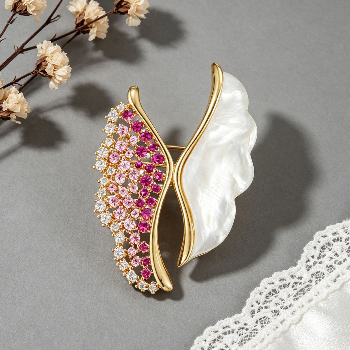 Broche De Mariposa De Cobre Con Baño De Oro Y Incrustaciones De Nácar.