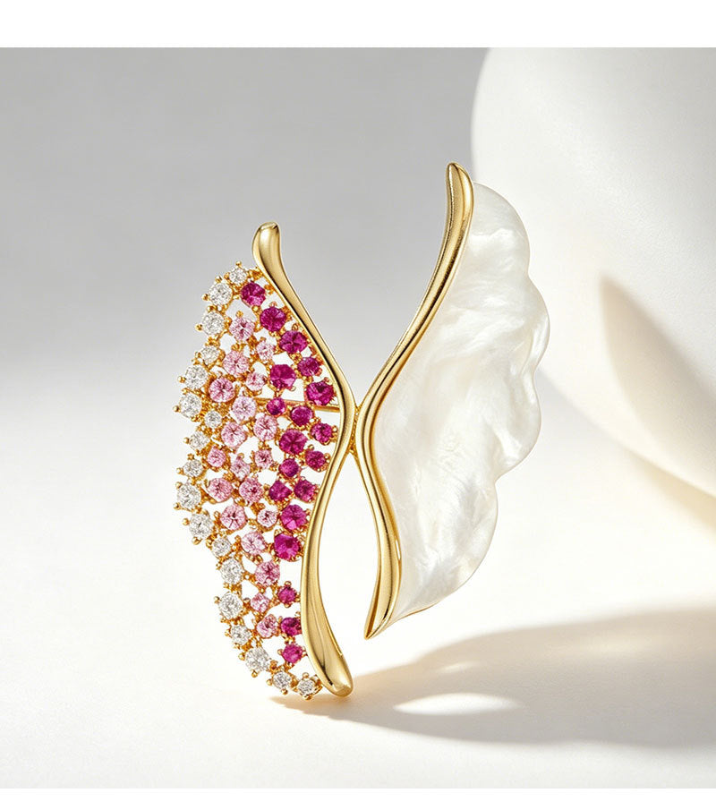 Broche De Mariposa De Cobre Con Baño De Oro Y Incrustaciones De Nácar.