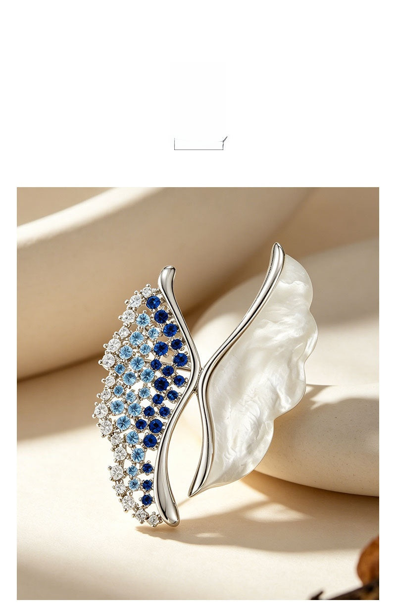 Broche De Mariposa De Cobre Con Baño De Oro Y Incrustaciones De Nácar.