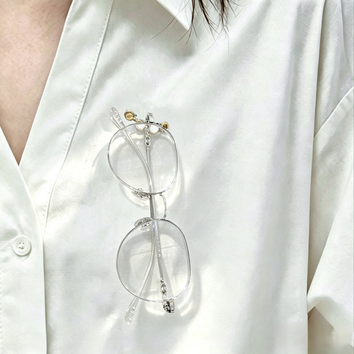 Pin De Cobre Con Diseño De Lentes En Color Blanco, Elaborado Con Técnica Ahuecar