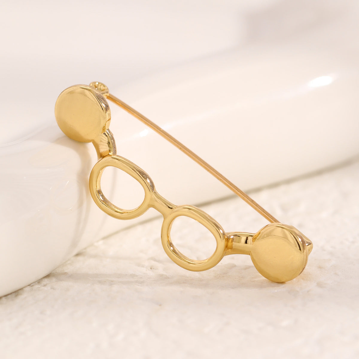 Pin De Cobre Con Diseño De Lentes En Color Blanco, Elaborado Con Técnica Ahuecar