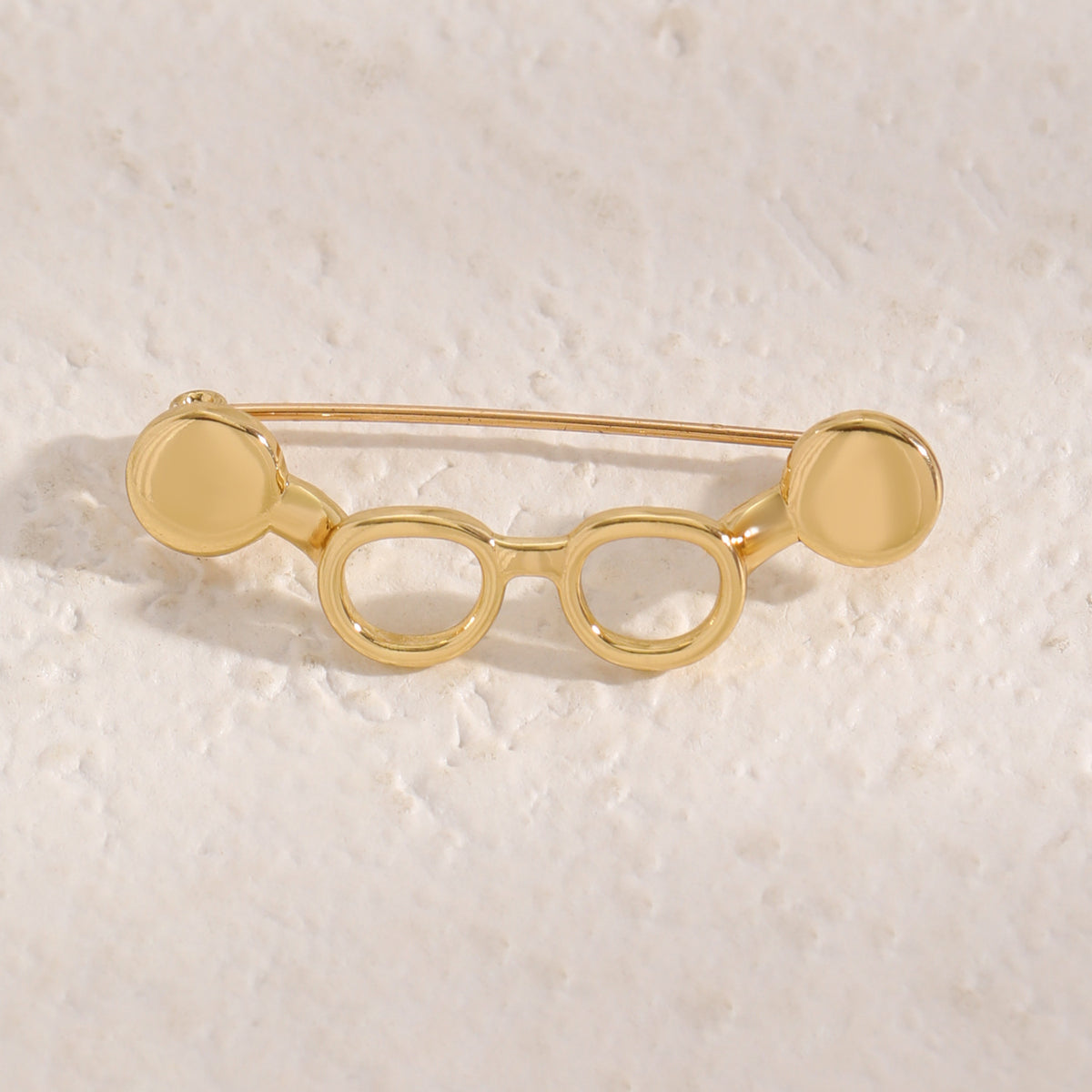 Pin De Cobre Con Diseño De Lentes En Color Blanco, Elaborado Con Técnica Ahuecar