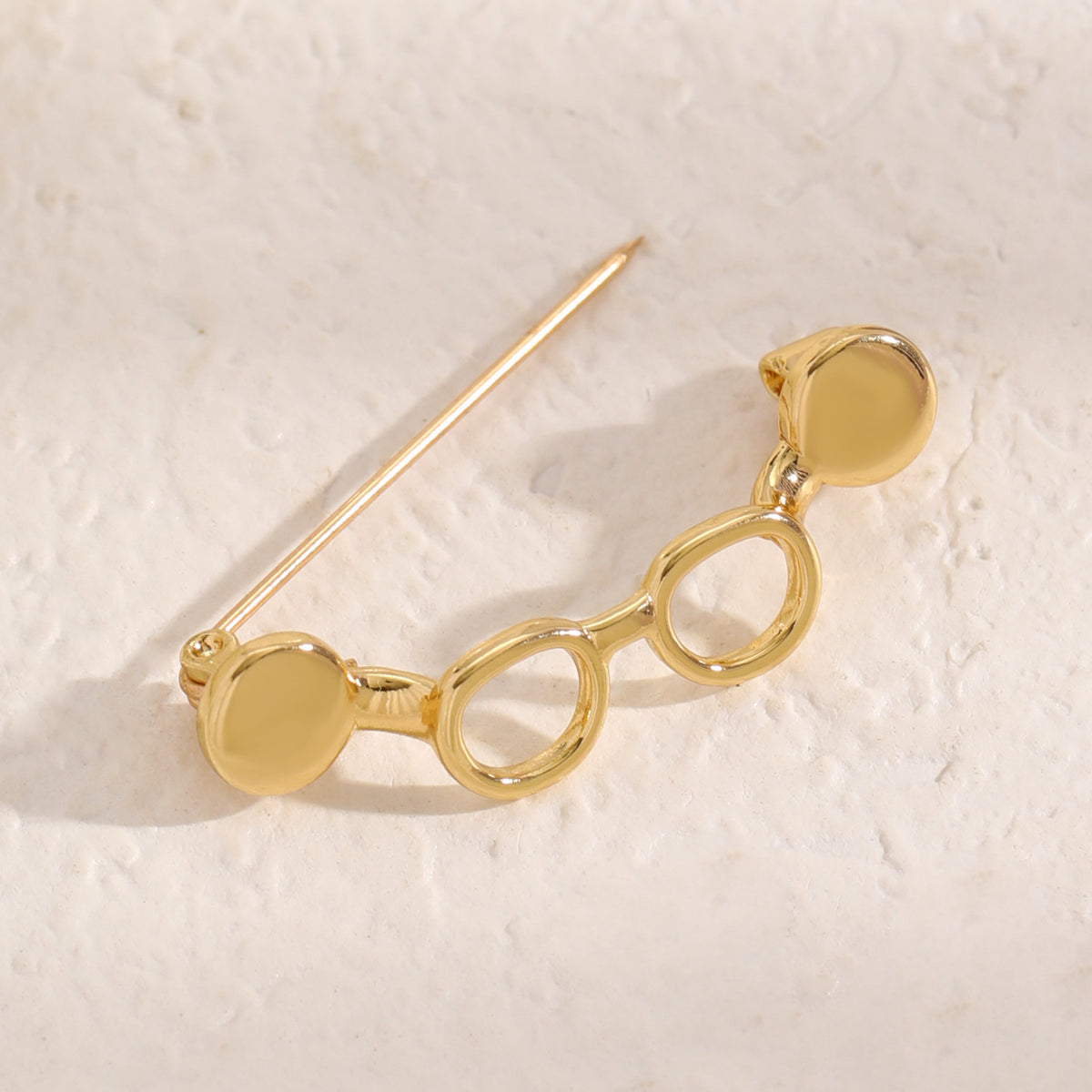 Pin De Cobre Con Diseño De Lentes En Color Blanco, Elaborado Con Técnica Ahuecar