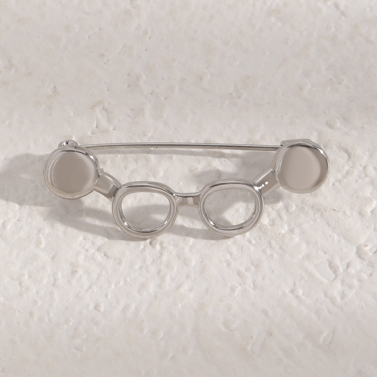 Pin De Cobre Con Diseño De Lentes En Color Blanco, Elaborado Con Técnica Ahuecar