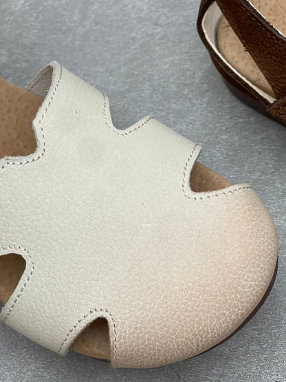 Women Vintage Closed Toe Hollow Out Leather Flat Sandals