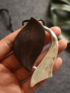 Simple Leaf Pattern Necklace