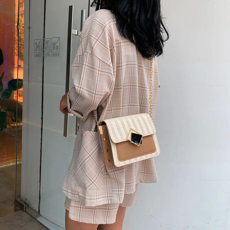 Stylish set-up woven one-shoulder slanted bag