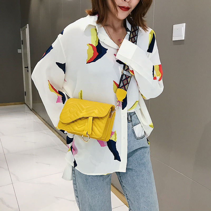 Heart-shaped wide shoulder strap shoulder bag