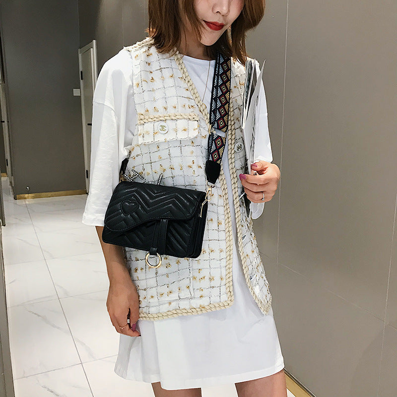 Heart-shaped wide shoulder strap shoulder bag