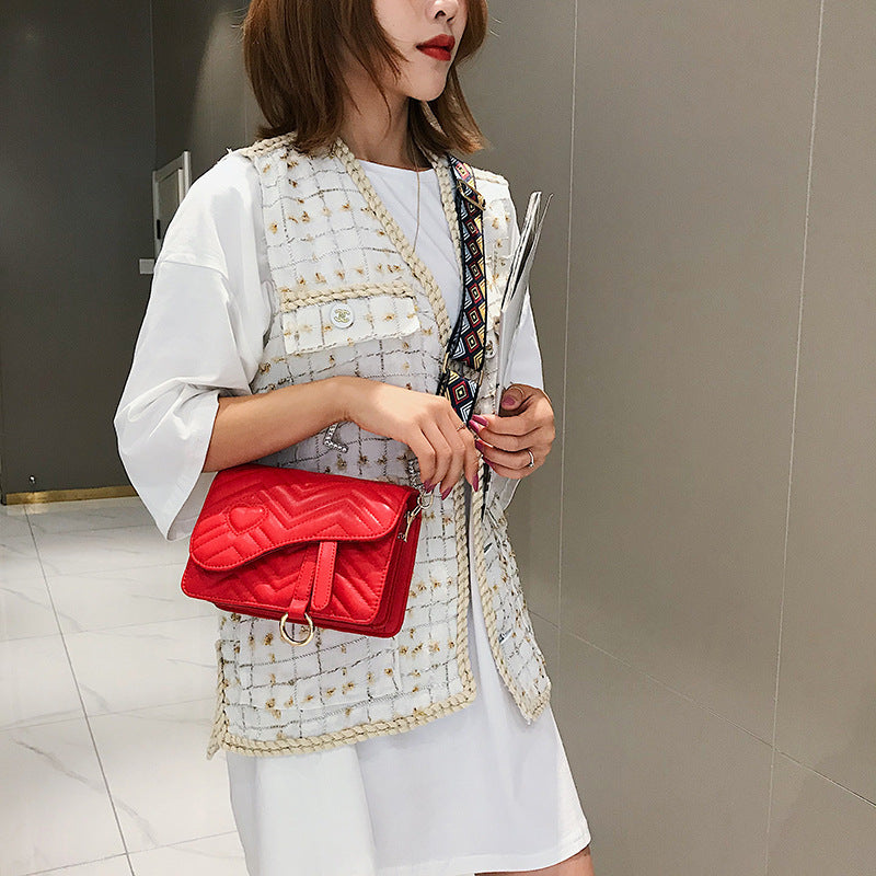 Heart-shaped wide shoulder strap shoulder bag