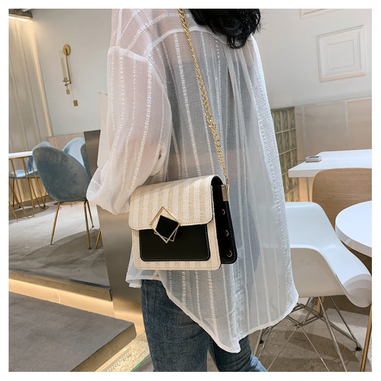 Stylish set-up woven one-shoulder slanted bag