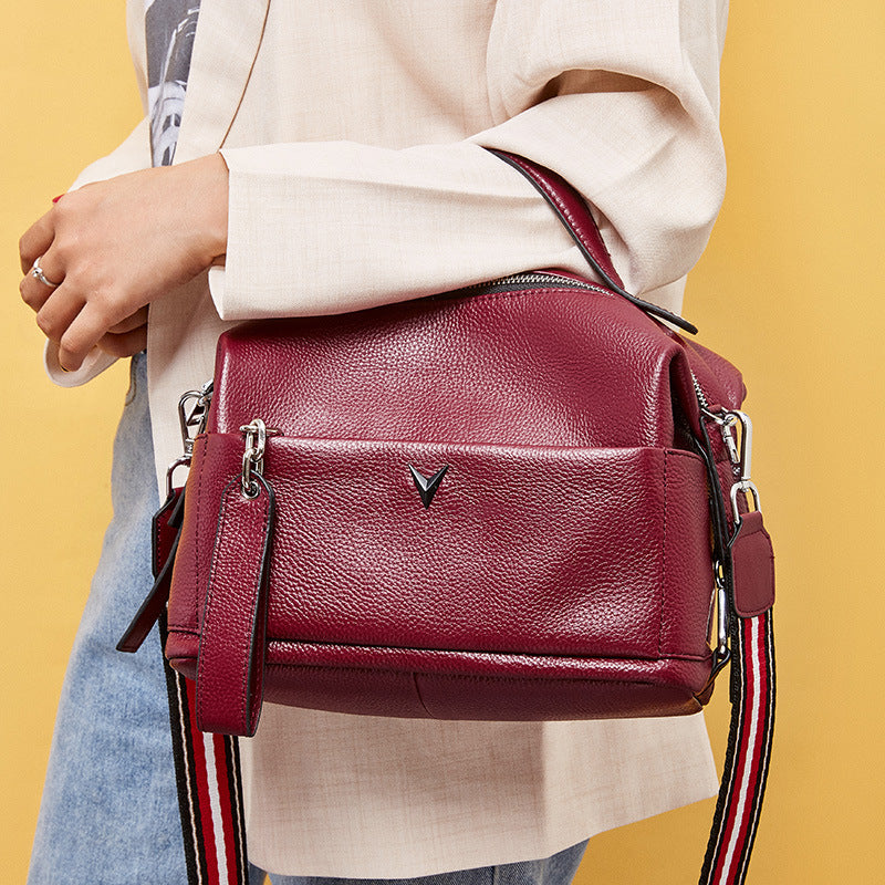 Cowhide handbag with shoulder slanting straddle for ladies