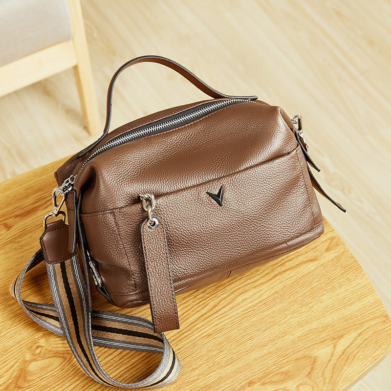 Cowhide handbag with shoulder slanting straddle for ladies