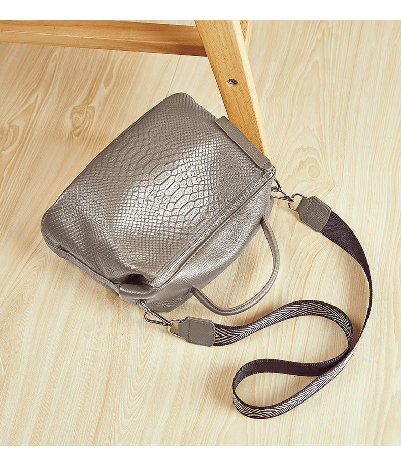 crocodile-printed head layer one-shoulder slanted bag handbag