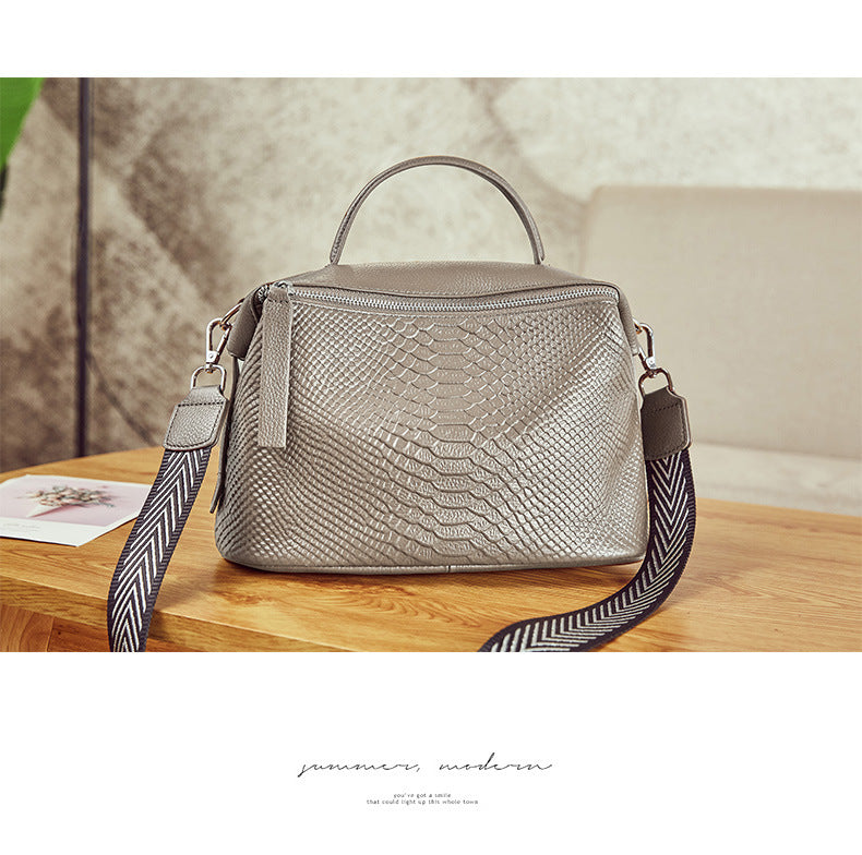 crocodile-printed head layer one-shoulder slanted bag handbag