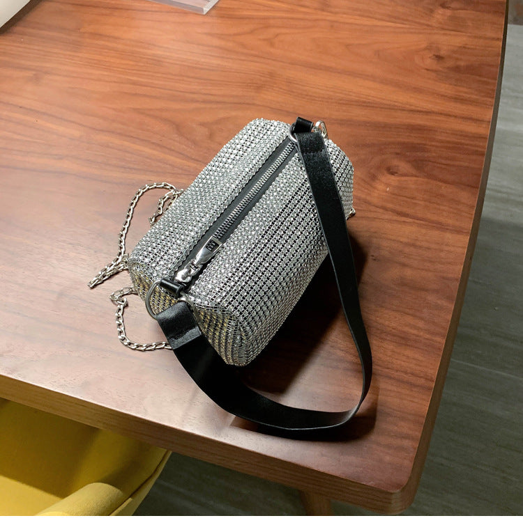 Fashionable messenger bag with bright diamond