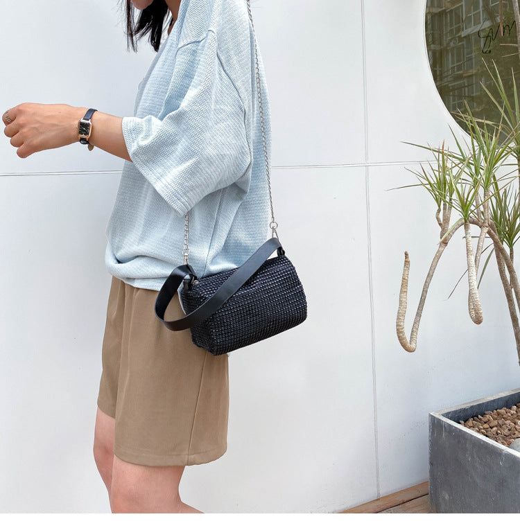 Fashionable messenger bag with bright diamond