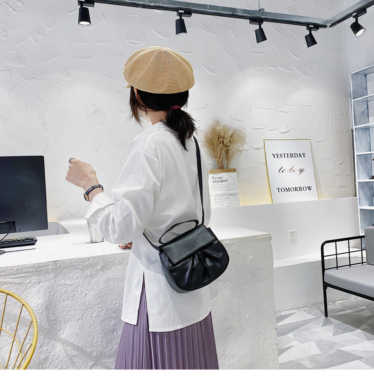Pleated portable one shoulder cross saddle bag