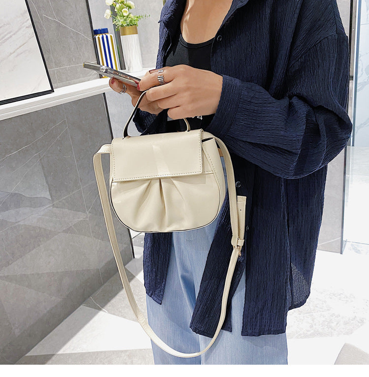 Pleated portable one shoulder cross saddle bag