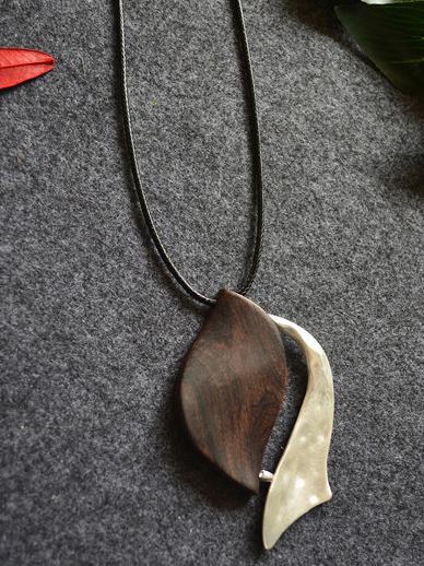 Simple Leaf Pattern Necklace